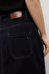 Falda midi de denim en color azul oscuro, con cierre frontal de botones metálicos y costuras a la vista.