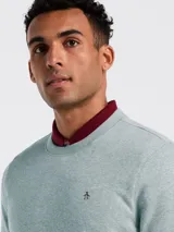 Buzo de hombre de cuello redondo, color gris claro, con logo de pingüino bordado en el pecho.