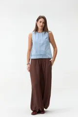 Pantalón babucha color marrón, de corte amplio y fluido, con cintura elástica y botamangas ajustadas.