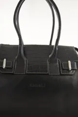 Cartera de mano estructurada de cuero vacuno rojo, con doble asa superior y detalles de charol en la parte superior. Cuenta con cierres metálicos y apliques decorativos laterales con hebillas.