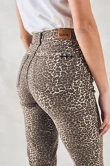 Pantalón de jean con estampado animal print, tiro medio y corte flare.