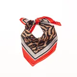 Pañuelo cuadrado de seda con estampado animal print combinando tonos marrones, negros y blancos, con bordes anchos en color rojo y detalles geométricos.