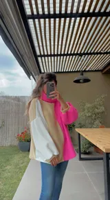 Polerón de cuello alto con diseño color block en blanco, beige y fucsia.