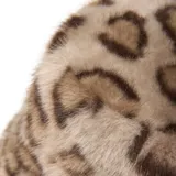 Gorro tipo bucket de piel sintética con estampado animal print de leopardo.