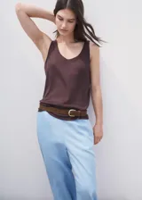 Pantalón de lino y viscosa color celeste, de corte recto y diseño cropped, con cintura elástica y bolsillos laterales.