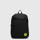 Mochila Bubba de diseño minimalista en color negro, fabricada en material resistente y repelente al agua con cierres impermeables. Cuenta con compartimento para laptop de hasta 16 pulgadas, bolsillo superior de acceso rápido, espacio principal amplio, bolsillo lateral para botella y correa trasera para enganchar al trolley de una maleta. Incluye detalle de logo circular en color amarillo neón en la parte inferior.