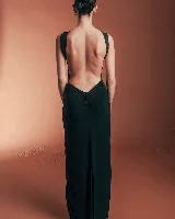 Vestido largo negro con espalda descubierta y frunce en la parte posterior.