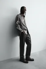 Pantalón slim fit confeccionado en piel, con diseño de cinco bolsillos, cierre frontal de cremallera y botón.
