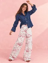 Jean de corte recto, color blanco con estampado floral en tono rosado, tiro medio y diseño exclusivo.