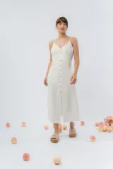 Vestido midi celeste de tejido tipo seda fría, con breteles finos regulables, botones de madera decorativos en el frente, pliegues decorativos en la cintura y cierre invisible en el costado.