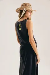 Maxi vestido negro sin mangas, con cuello redondo y silueta suelta que se abre en A hacia el ruedo. Confeccionado en 100% algodón, incluye aplique trasero en forma de X.