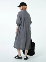 Túnica gris de lino y viscosa, de manga larga con botones y bolsillos laterales.