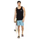 Short de baño celeste con cintura elástica ajustable con cordón negro.