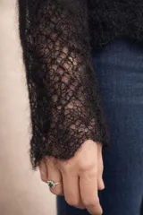 Sweater de punto calado confeccionado en 100% mohair italiano, con cuello redondo y mangas largas. Presenta una textura aireada y delicada con un diseño etéreo y sofisticado.