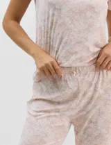 Conjunto pijama de remera de manga corta y pantalón capri blanco con delicado estampado floral en tonos rosados y verdes, confeccionado en tejido acanalado fino con escote redondo y detalle de gota con botón.