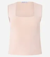Blusa cropped de punto color beige, con escote cuadrado y breteles anchos. Diseño ajustado al cuerpo confeccionado en tejido retilíneo.