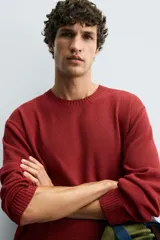 Jersey de hombre color borgoña, de corte holgado, tejido en hilatura con mezcla de algodón. Cuello redondo y manga larga. Acabados en rib.