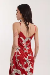 Vestido midi rojo con estampado floral blanco, de breteles finos y corte recto.