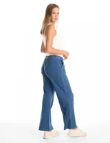 Pantalón tipo jogger de denim azul con corte de pierna ancha y recta. Cuenta con pretina elastizada con cordón de ajuste, bolsillos laterales insertados y acabado suave.