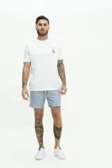 Short de baño con estampado floral en tonos azules, cintura elástica con cordón ajustable, bolsillos laterales y bolsillo trasero.