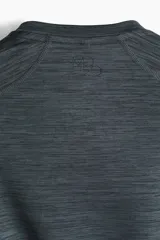 Remera deportiva gris de corte ajustado, confeccionada en tejido funcional DryMove™ que ayuda a absorber el sudor.