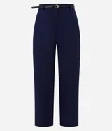 Pantalón de sastrería color bordó, de corte recto y largo midi, con cintura con pasadores y cierre frontal. Incluye un cinturón fino de poliuretano con hebilla metálica.