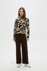 Polera de tejido jacquard con diseño abstracto, cuello alto y mangas largas, de corte ajustado al cuerpo.