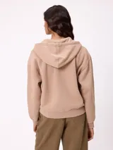 Campera canguro Rusty modelo Frankston, color taupe, con capucha con cordón de ajuste, cierre frontal completo y bolsillos estilo tipo canguro.