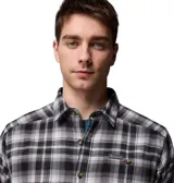 Camisa de manga larga Columbia con diseño de cuadros en tonos grises, negros y blancos. Confeccionada en tejido de franela elástico, cuenta con cuello clásico, cierre frontal de botones y un bolsillo en el pecho con cierre de botón.