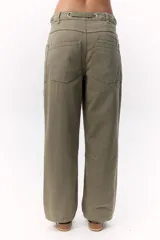 Pantalón verde militar de tiro medio con ajuste de cuerdas, pierna recta y forma levemente redondeada.