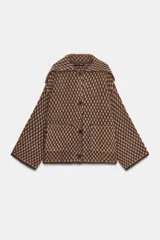 Chaqueta de punto con estructura, corte oversize, cuello solapa, manga larga, bolsillos delanteros y cierre frontal con botones.