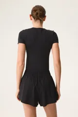 Pantalón corto deportivo negro de doble capa con cintura elástica fruncida y calzas ciclistas integradas.