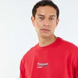 Remera roja de manga corta, cuello redondo y corte holgado, con pequeño estampado frontal que dice "Delizioso SAN DIEGO. CA".