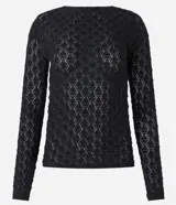 Blusa de manga larga, color blanco, con cuello redondo y textura de punto calado con diseño geométrico.