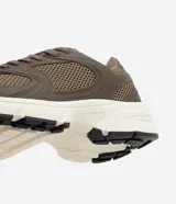 Championes de estilo deportivo urbano, confeccionados en material sintético con paneles de malla y detalles texturizados. Presentan un diseño robusto con suela de goma gruesa en color blanco y base de rodadura negra, cierre mediante cordones y forro interior acolchado.