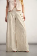 Pantalón palazzo a rayas verticales color verde y blanco.