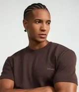 Remera deportiva de manga corta y cuello redondo, confeccionada con tecnología Dry para mayor transpirabilidad y control de la humedad. Presenta un diseño liso en color verde claro con un pequeño estampado de lettering en la parte inferior.