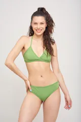 Bombacha de lycra azul, corte vedetina, forrada adelante y atrás.