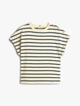 Remera de algodón a rayas horizontales, con cuello redondo y mangas tipo kimono. Presenta una hilera de botones dorados decorativos sobre el hombro izquierdo.