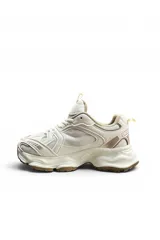 Championes deportivos LD modelo 15087, color beige con detalles en blanco y suela chunky de plataforma.