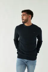 Sweater azul marino de punto con cuello redondo, mangas largas y logo bordado en el pecho.