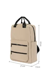 Mochila urbana color negro, confeccionada en material resistente, con compartimento principal amplio, dos bolsillos frontales con cierre y correas ajustables para los hombros.