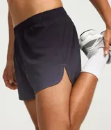 Bermuda deportiva Get Over modelo running de color gris, confeccionada en poliéster con cintura elástica, cordón interno ajustable y bolsillo trasero con cierre.