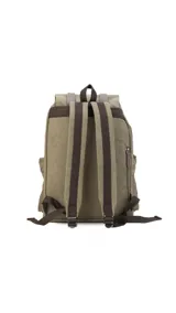 Mochila de tela canvas color marrón con detalles en cuero sintético. Cuenta con tapa superior con correas ajustables, cierre tipo marinero, múltiples bolsillos externos con cierre y compartimento para laptop.