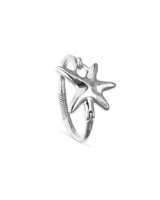 Pulsera rígida de metal bañado en plata con diseño de estrella de mar central y cierre de resorte.