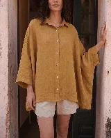 Camisa de lino color mostaza, de corte super ancho, mangas murciélago y cierre frontal con botones de nácar.