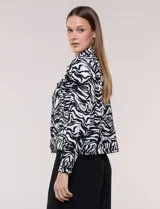 Camperita liviana de silueta entallada, con estampado floral en tonos azules, cuello camisero, cierre frontal con botones y bolsillos en el pecho.