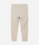 Pantalón deportivo de corte ajustado, confeccionado en tejido de poliéster texturizado color negro. Presenta cintura elástica con cordón de ajuste, bolsillos laterales con cierre y puños elásticos en los tobillos.