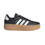 Championes adidas VL Court Bold de diseño urbano, con capellada de cuero sintético en color negro y las icónicas tres tiras laterales en blanco. Presenta una suela de plataforma de goma en tono caramelo y detalle de logo en el talón.
