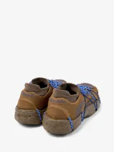 Zapatillas Camper modelo Roku color marrón con detalles en azul. Fabricadas con tejido de punto 3D de poliéster reciclado, plantillas de EVA y suelas XL EXTRALIGHT Sustainable+.
